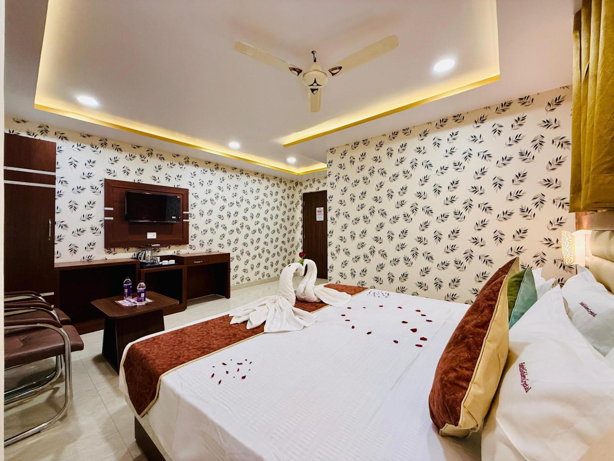 Hotel Golden Crystal ปัฏนา ภายนอก รูปภาพ