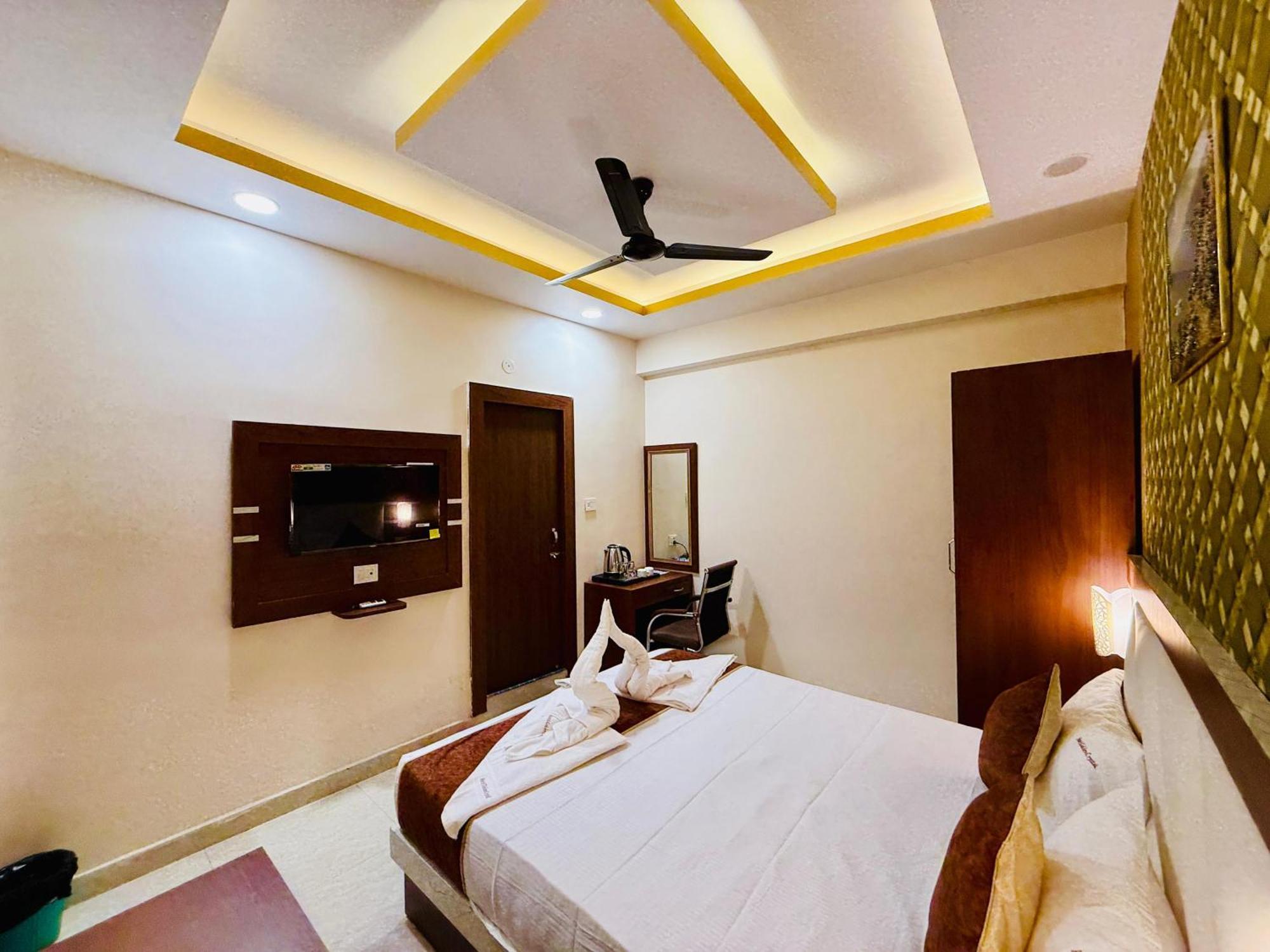 Hotel Golden Crystal ปัฏนา ภายนอก รูปภาพ
