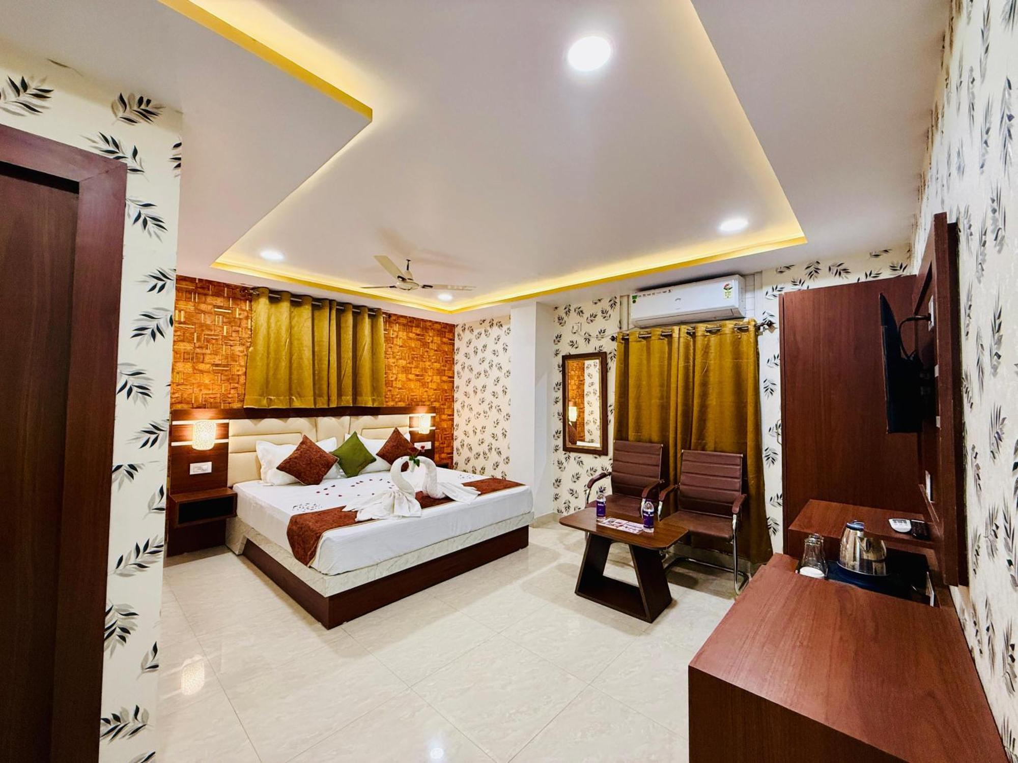 Hotel Golden Crystal ปัฏนา ภายนอก รูปภาพ