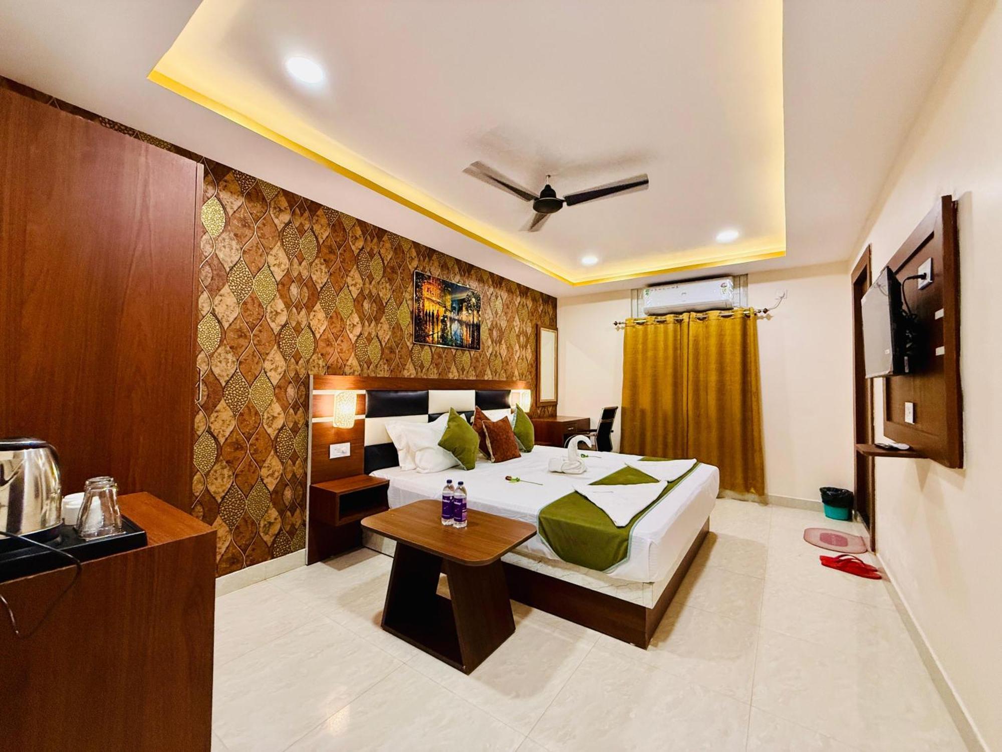 Hotel Golden Crystal ปัฏนา ภายนอก รูปภาพ