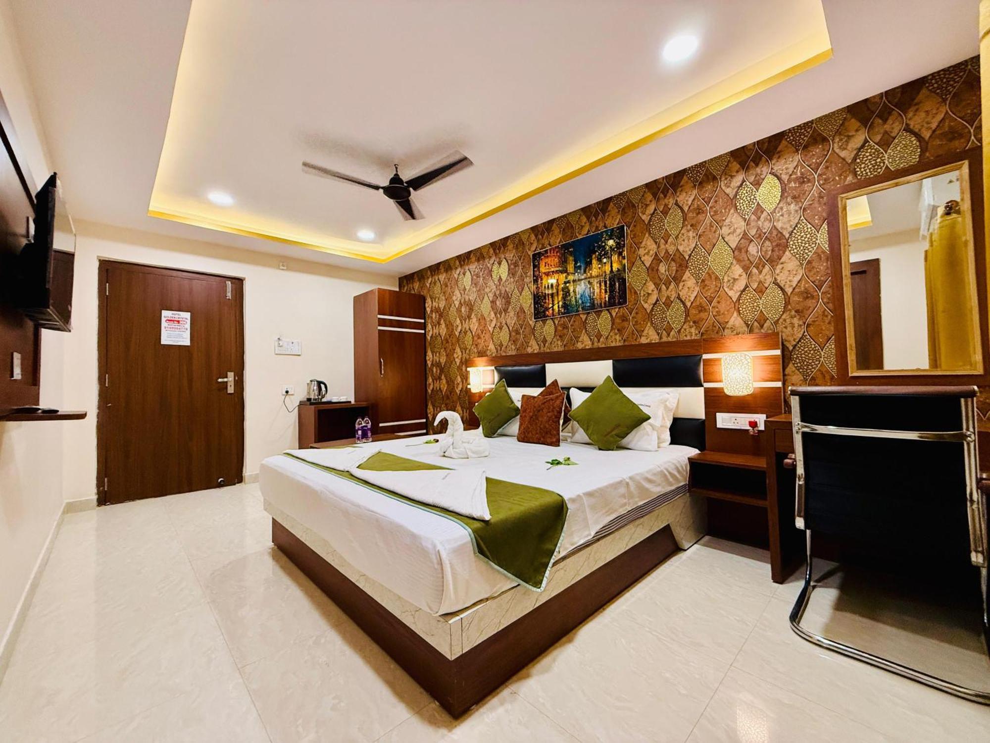 Hotel Golden Crystal ปัฏนา ภายนอก รูปภาพ