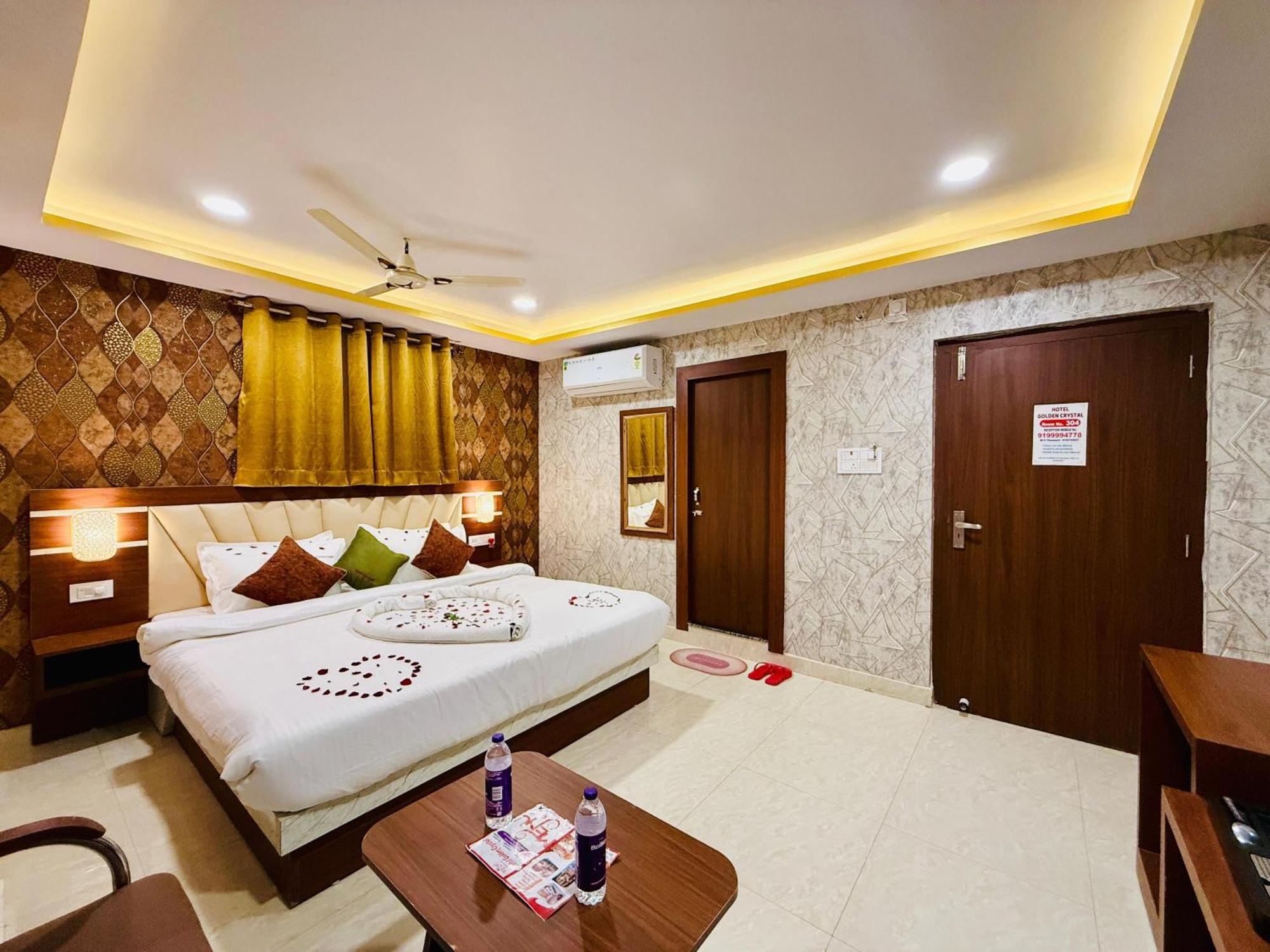 Hotel Golden Crystal ปัฏนา ภายนอก รูปภาพ