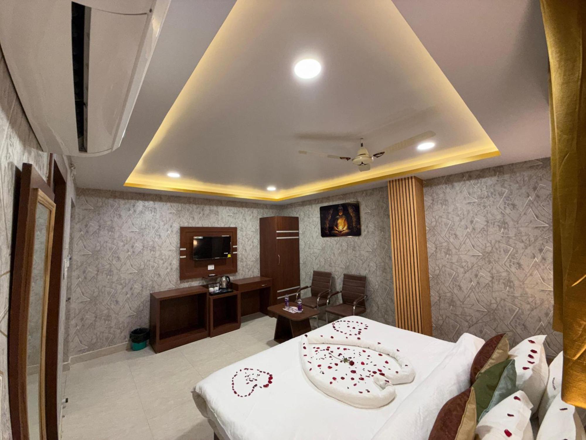 Hotel Golden Crystal ปัฏนา ภายนอก รูปภาพ