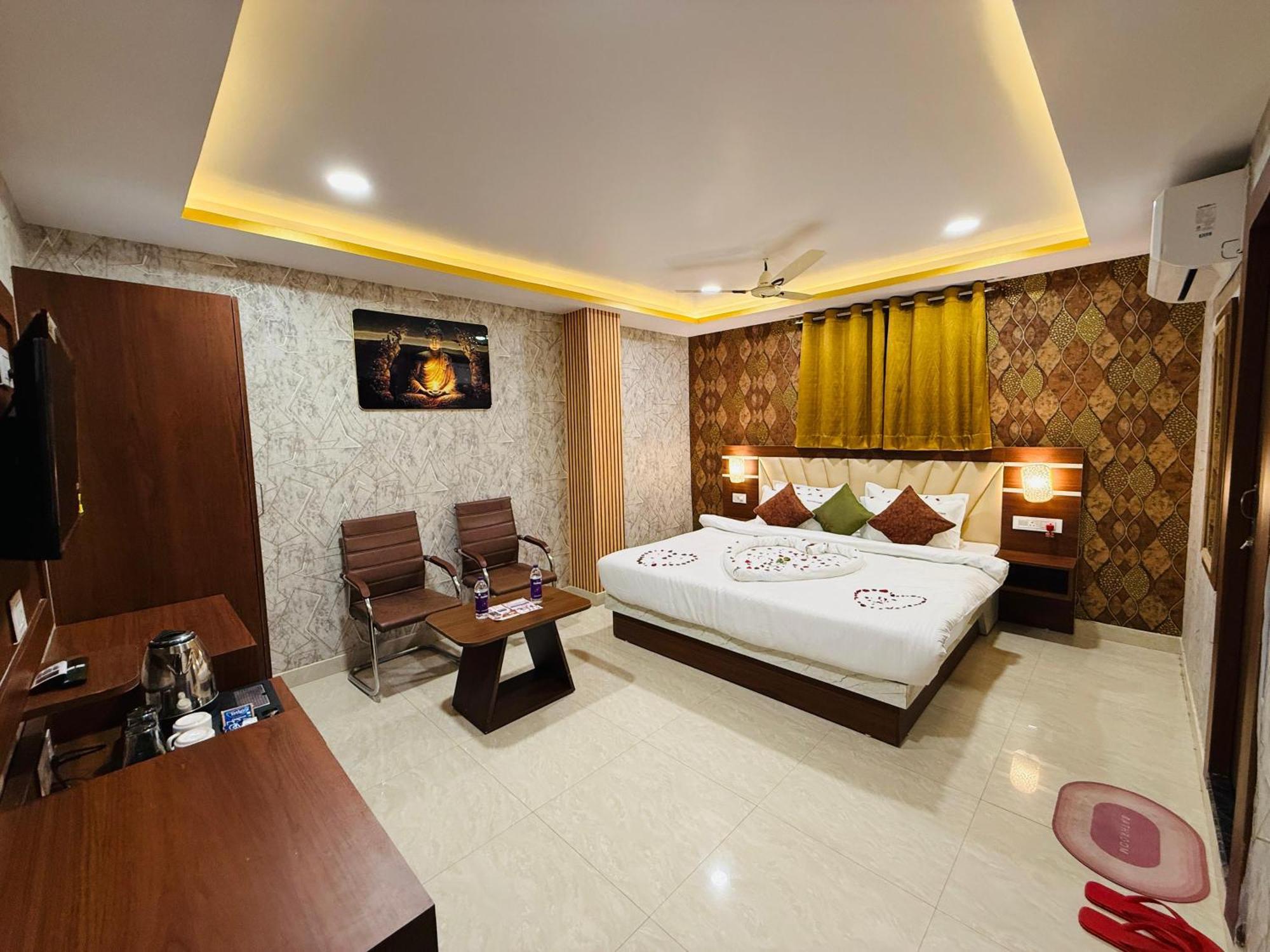 Hotel Golden Crystal ปัฏนา ภายนอก รูปภาพ