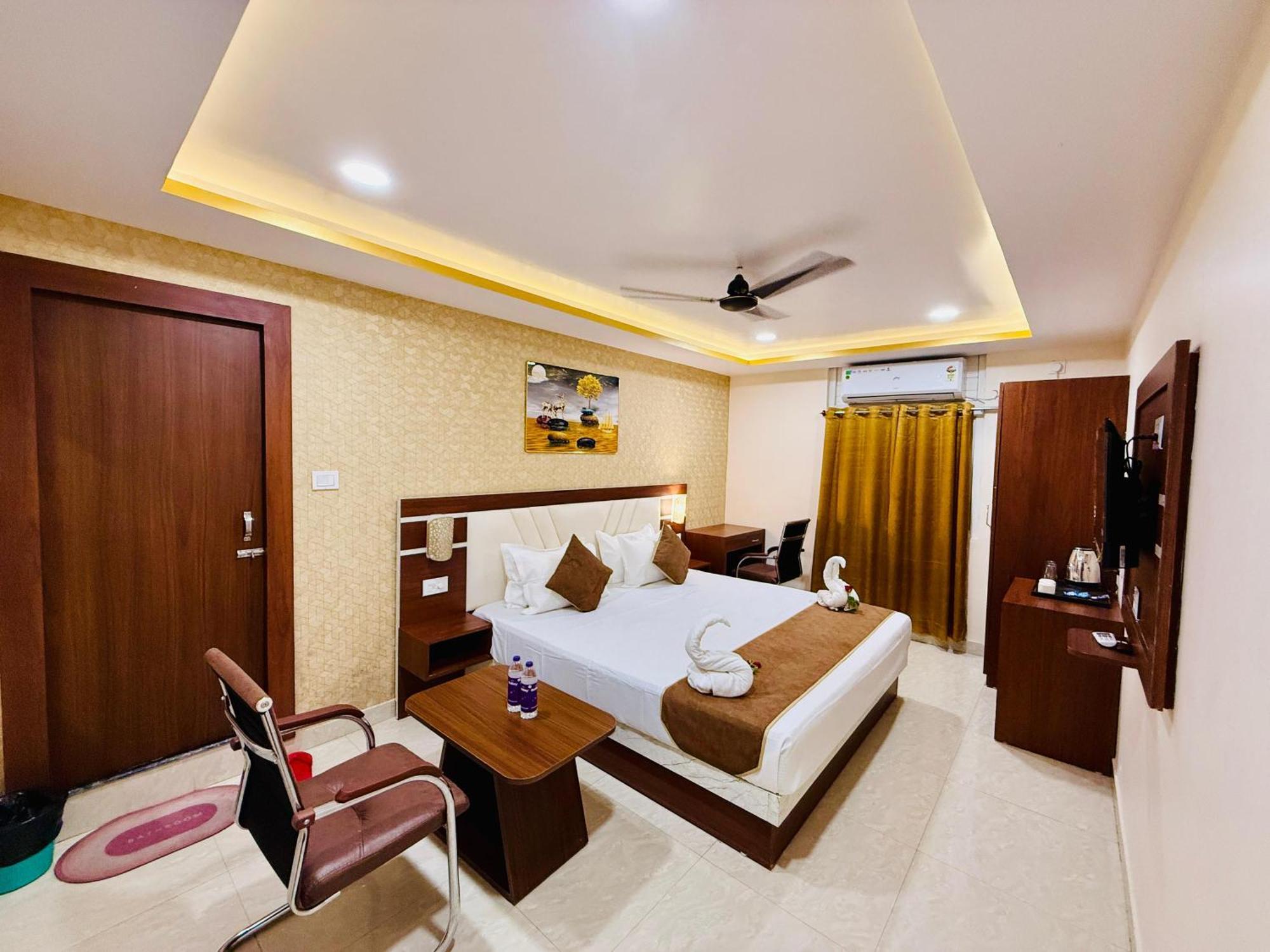 Hotel Golden Crystal ปัฏนา ภายนอก รูปภาพ